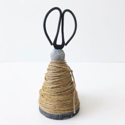 Tr�spole med jutesnor og saks