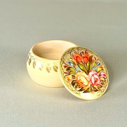 Sm sker i lakeret tr