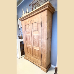 Gammelt afsyret skab SOLGT