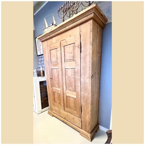 Gammelt afsyret skab SOLGT