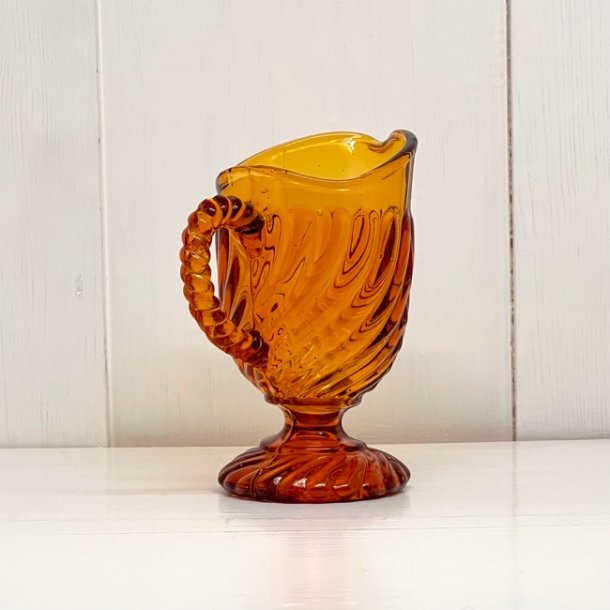 Fldekande ravfarvet presset glas med swirl