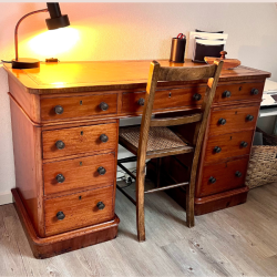 Victoriansk skrivebord med runde hjrner (engelsk)