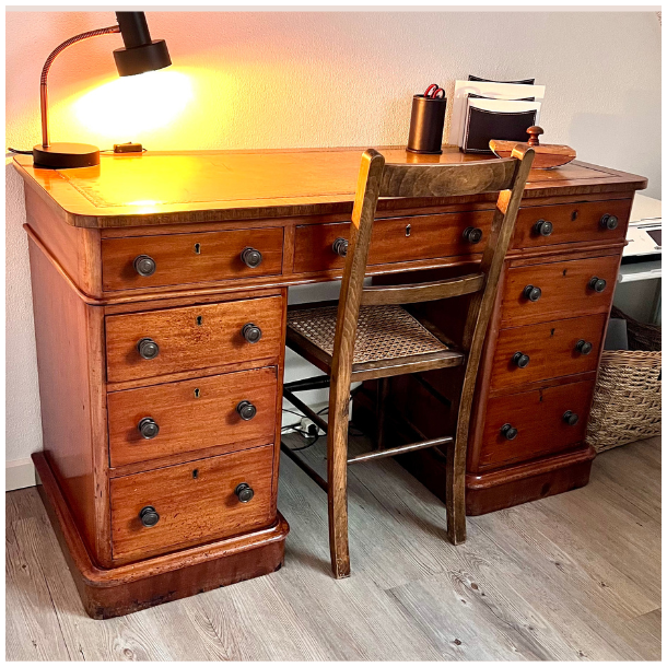 Victoriansk skrivebord med runde hjrner (engelsk)