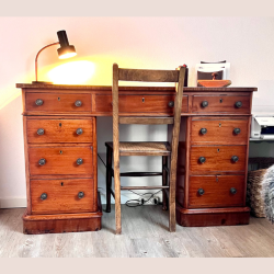 Victoriansk skrivebord med runde hjrner (engelsk)