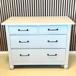 Kommode med marmortop