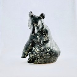 Johgus Bjrn - siddende, stor