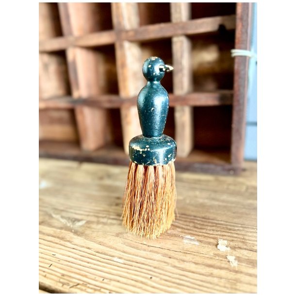 Antik kldesbrste med lille fugl