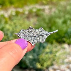 Broche - lille blad med sten