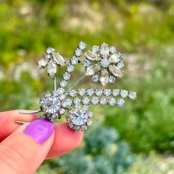 Broche - blomst med sm� sten