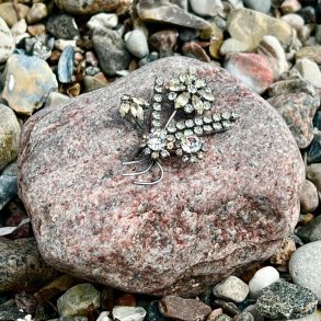 Broche - blomst med sm� sten