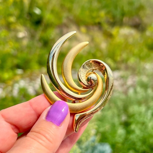 Broche - stor rund gylden swirl 