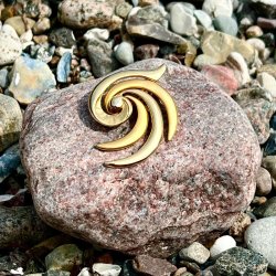 Broche - stor rund gylden swirl 