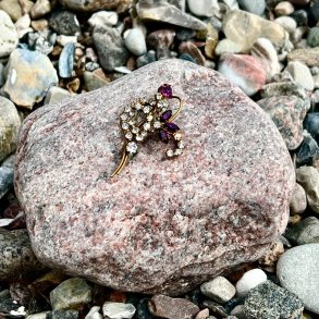 Broche - blomst m/lilla og hvide sten