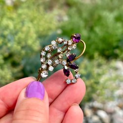 Broche - blomst m/lilla og hvide sten