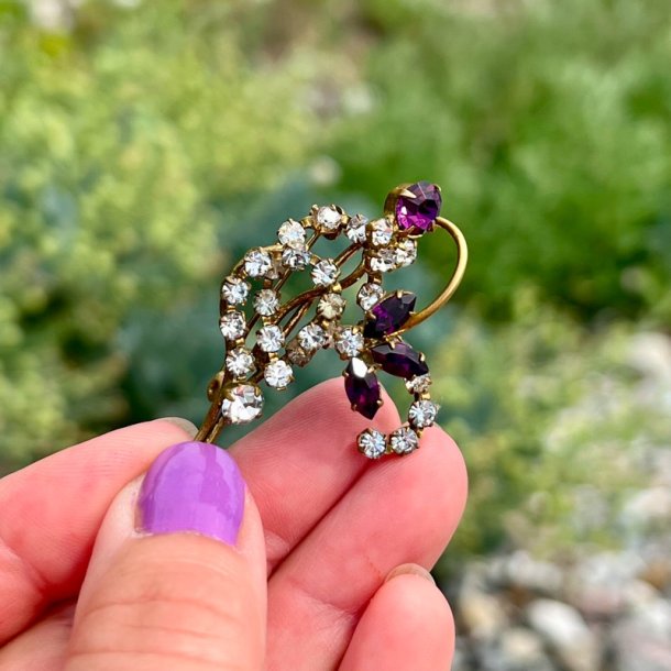 Broche - blomst m/lilla og hvide sten