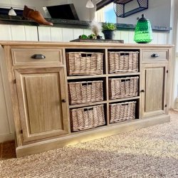 Sknk med skuffer, kurve og skabe
