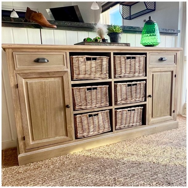 Sknk med skuffer, kurve og skabe