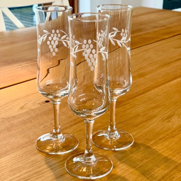 Champagneglas med ciseleringer (3 stk samlet) 