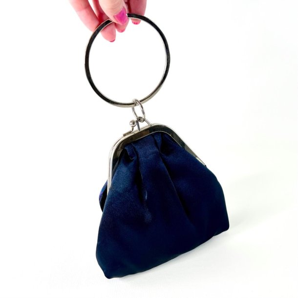 Clutch taske - bl�sort satin m/blomst og armb�nd 