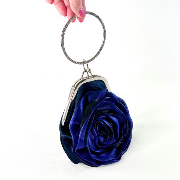 Clutch taske - bl�sort satin m/blomst og armb�nd 
