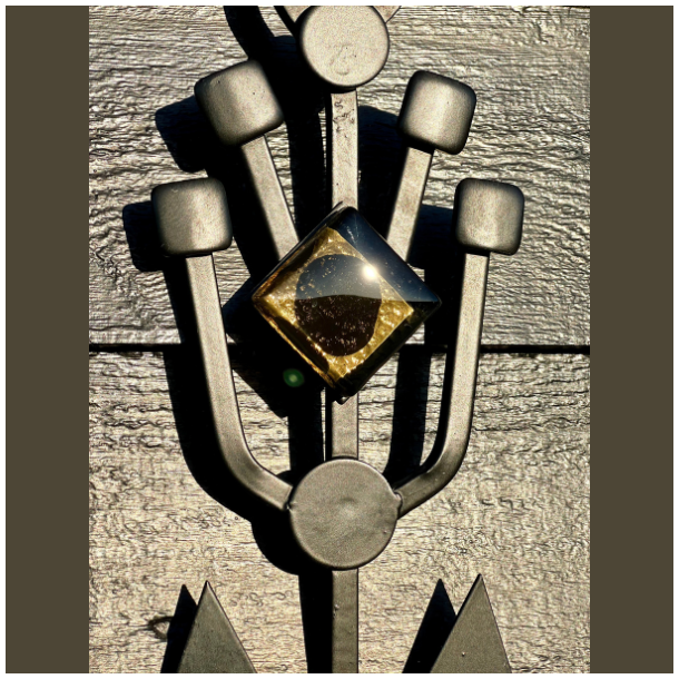 Dantoft vgdekoration - smedejern med gyldent glas