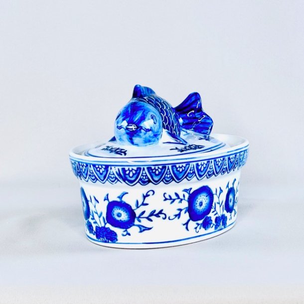 Fisketerrin med fisk p toppen 