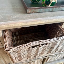 Sknk med skuffer, kurve og skabe