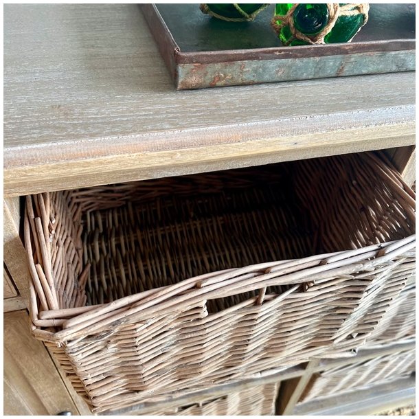 Sknk med skuffer, kurve og skabe