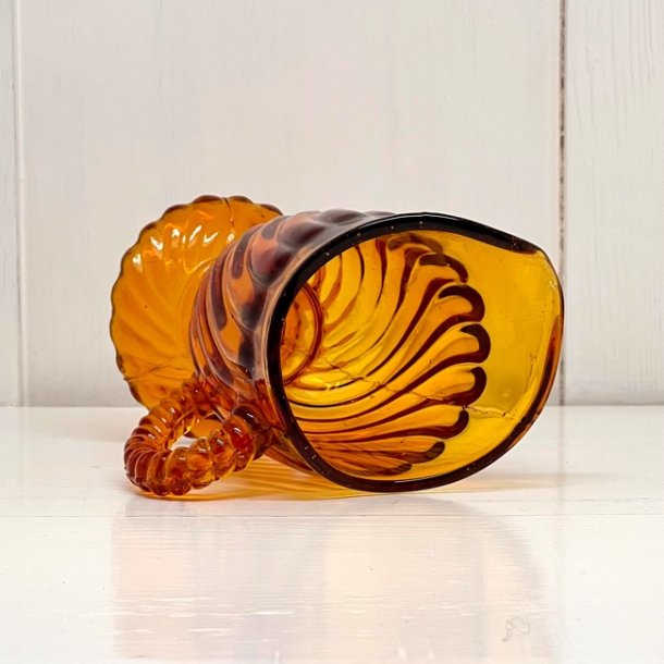 Fldekande ravfarvet presset glas med swirl