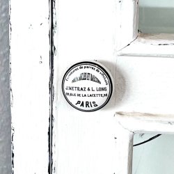 Lille vitrineskab p ben - SOLGT