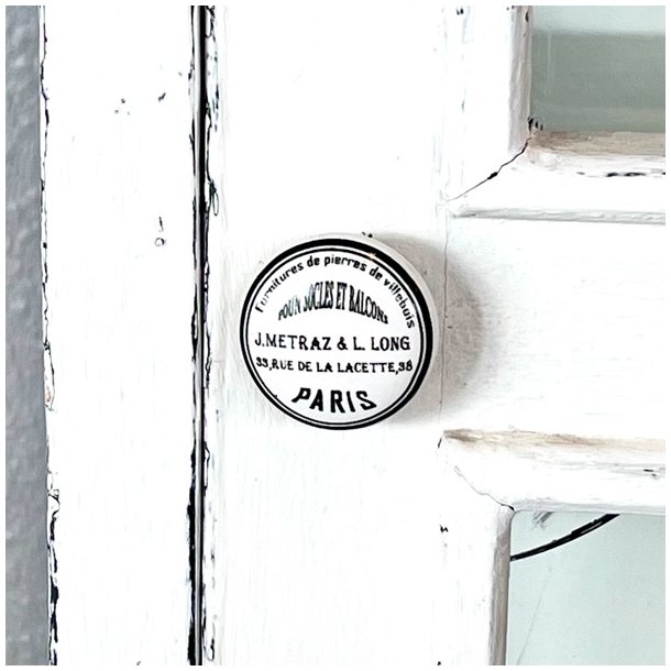 Lille vitrineskab p ben - SOLGT