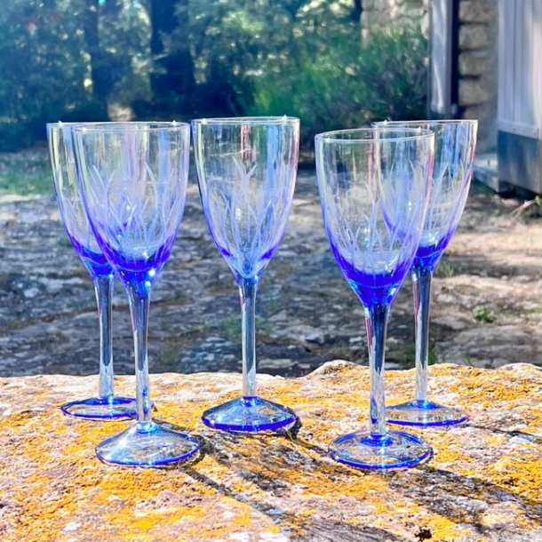 Vinglas - rdvin, azurbl med ciseleringer