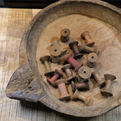 Gamle trd trisser i tr (st a' 4 stk) 