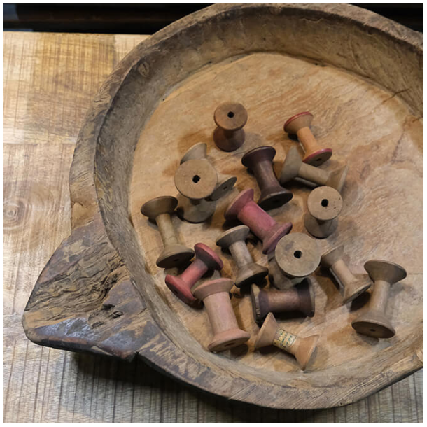 Gamle trd trisser i tr (st a' 4 stk) 