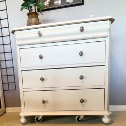 Gl. kommode - sandfarvet, 4 skuffer 