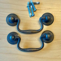 Mbelgreb - patineret messing, hngende skuffegreb (genbrug - 2 stk samlet)