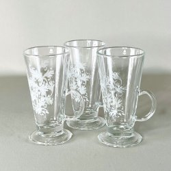 Glaskrus med fine udsmykninger