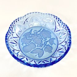Glasfad - bl�t m/blondekant og frugtmotiv, �25 cm
