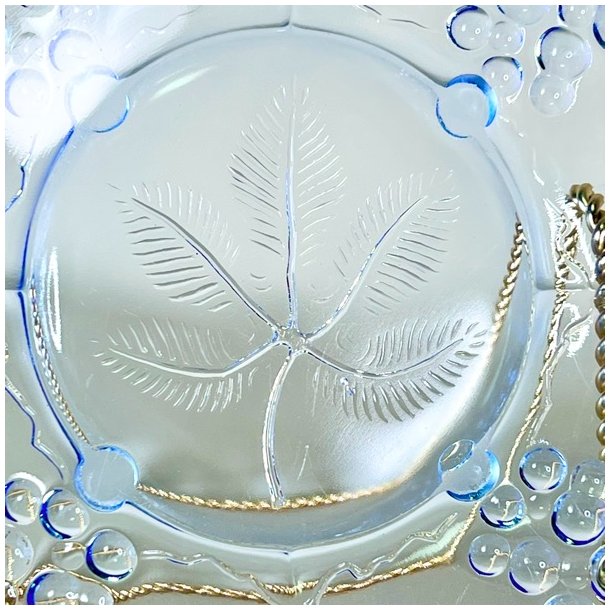 Lagkagefad - lyseblt, druer og blade