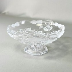 Glasopsats med frostede roser