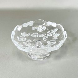 Glasopsats med frostede roser