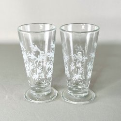 Glaskrus med fine udsmykninger