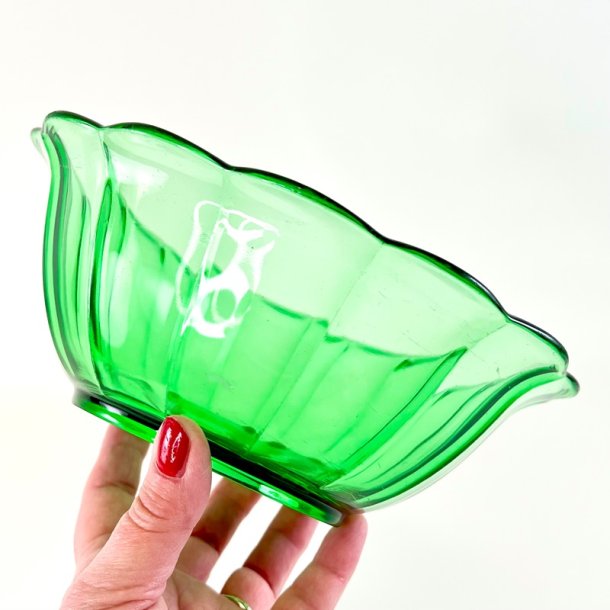 Glassk�l - lysegr�n, b�lgende kant