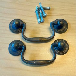 Mbelgreb - patineret messing, hngende skuffegreb (genbrug - 2 stk samlet)