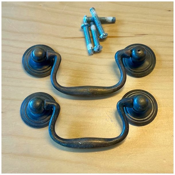 Mbelgreb - patineret messing, hngende skuffegreb (genbrug - 2 stk samlet)