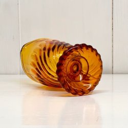 Fldekande ravfarvet presset glas med swirl