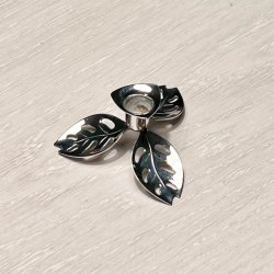 Bladformet lysestage med bent mnster