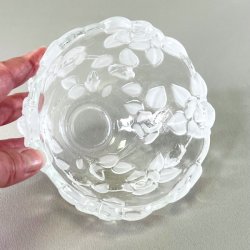 Glasskl med frostede roser 