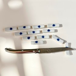 Servietring, knivsttte og bordkortholder m/bl blomst (6 st/pakke)