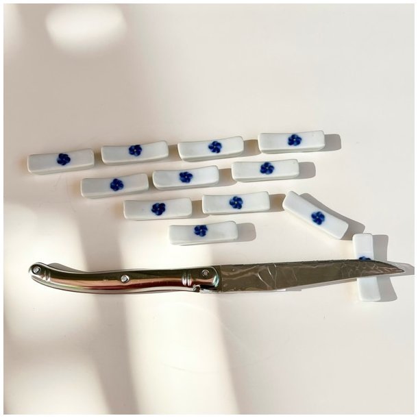 Servietring, knivsttte og bordkortholder m/bl blomst (6 st/pakke)